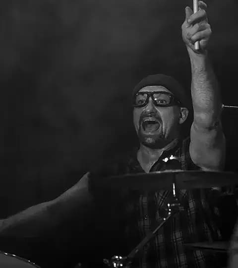 Seb, le batteur du groupe HERNEST